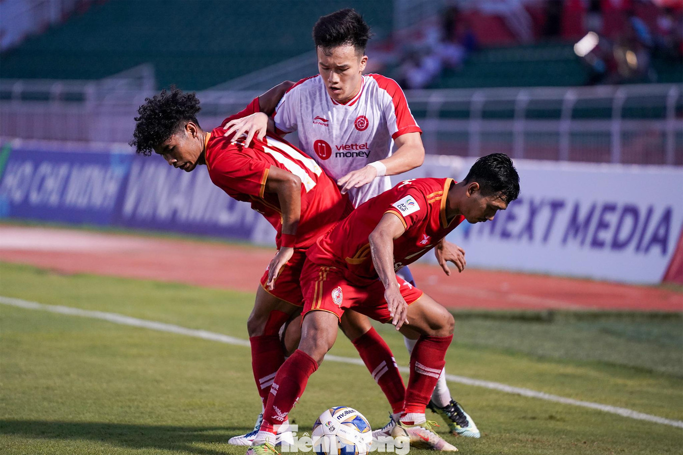 Lối chơi của Phnom Penh Crown gây nhiều khó khăn cho hàng công. Trận này, Hoàng Đức làm chủ tuyến giữa và có nhiều pha làm bóng cho đồng đội.