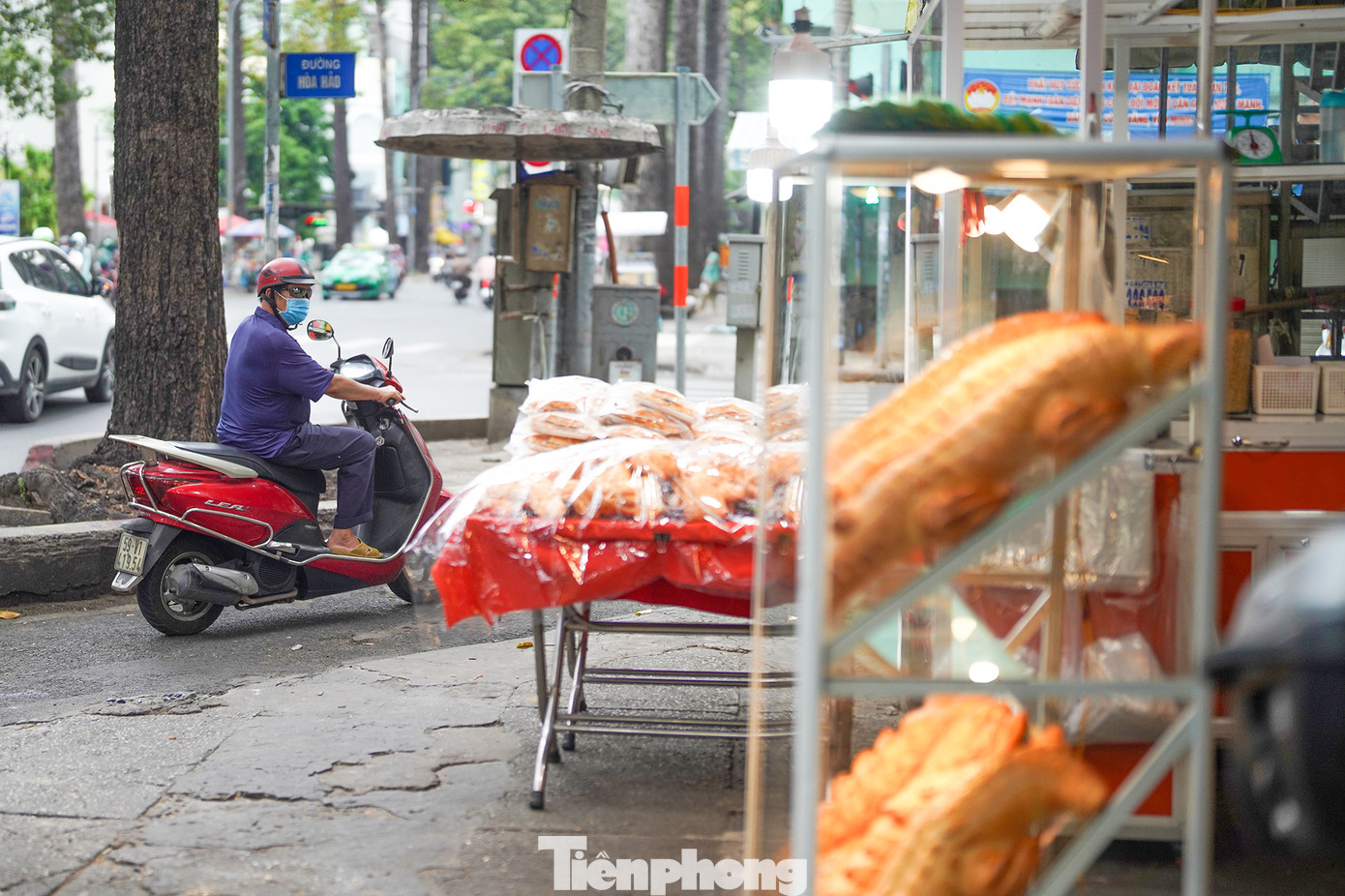 Để thu hút khách hàng, tiệm nặn bánh mì hình con ếch, cá sấu, cá chép, cua, tôm, bạch tuộc. Trong số những bánh mì hình con vật, loại cá sấu, cua, ếch cỡ nhỏ và trung bán chạy nhất. Những chiếc bánh trưng bày trên vỉa hè luôn thu hút ánh nhìn của những người đi ngang qua.