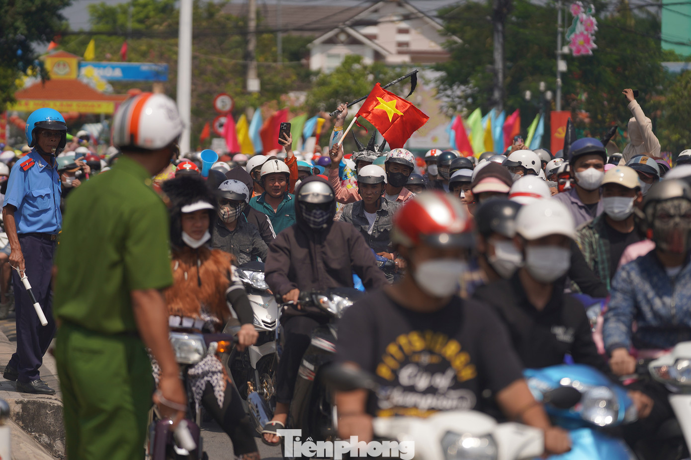 Sau phần tạt nước là phần ném bột mì. Do người tham gia rước lễ quá đông nên lực lượng chức năng địa phương rất vất vả trong điều phối giao thông đi lại.