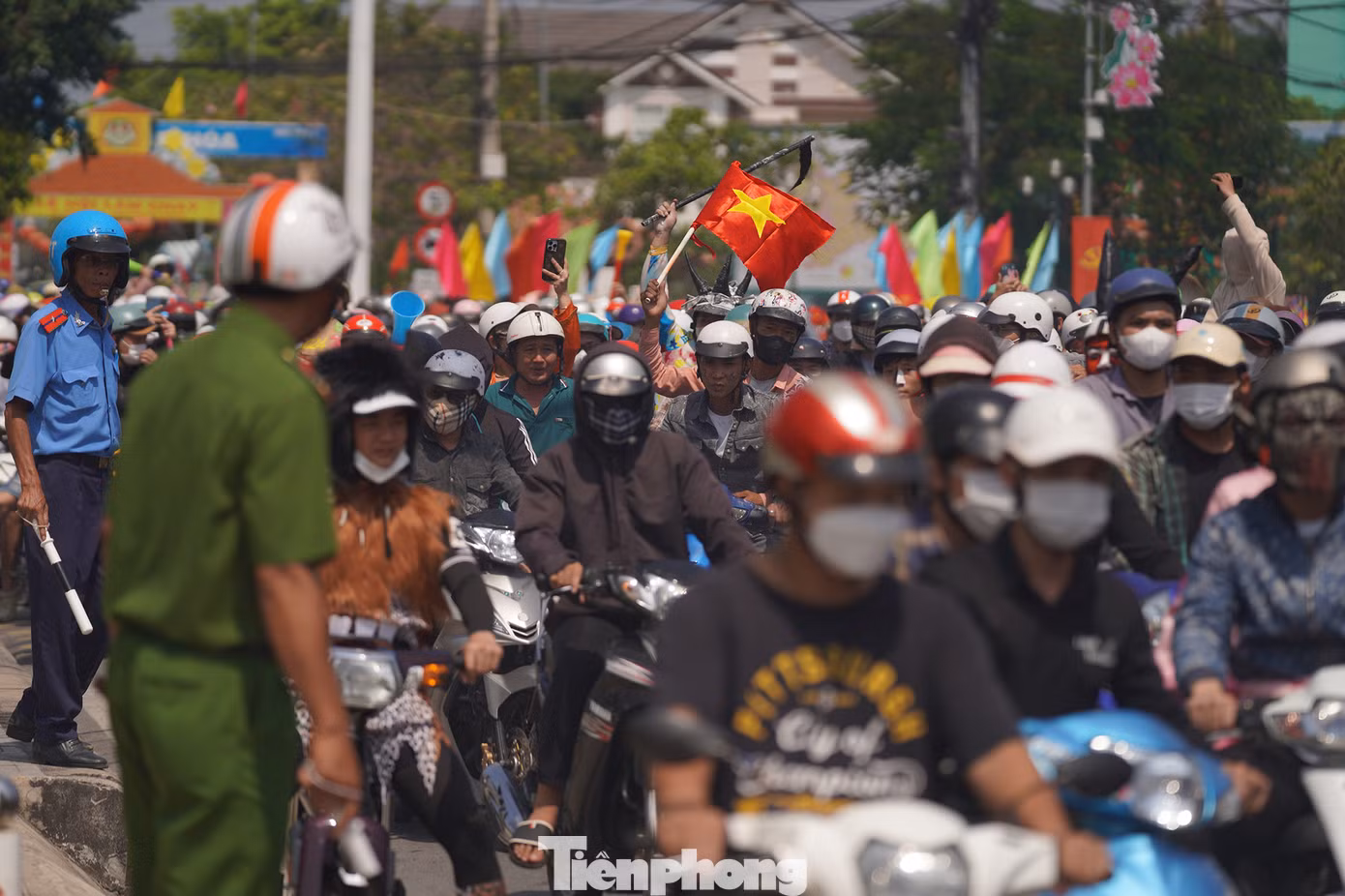 Sau phần tạt nước là phần ném bột mì. Do người tham gia rước lễ quá đông nên lực lượng chức năng địa phương rất vất vả trong điều phối giao thông đi lại.