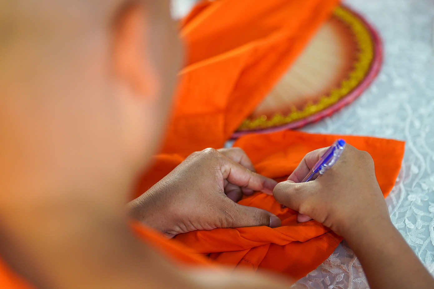 "Sau ba tháng an cư, một vị sư tu tập được nhiều thành quả nhất, được chọn để nhận y từ Phật tử. Thực hành lễ thọ y, vị tăng được chọn sẽ trải qua nhiều nghi thức và viết lên y bài chú nguyện. Sau đó, các vị cao tăng sẽ ban phúc lành cho Phật tử", đại diện BTC chia sẻ.