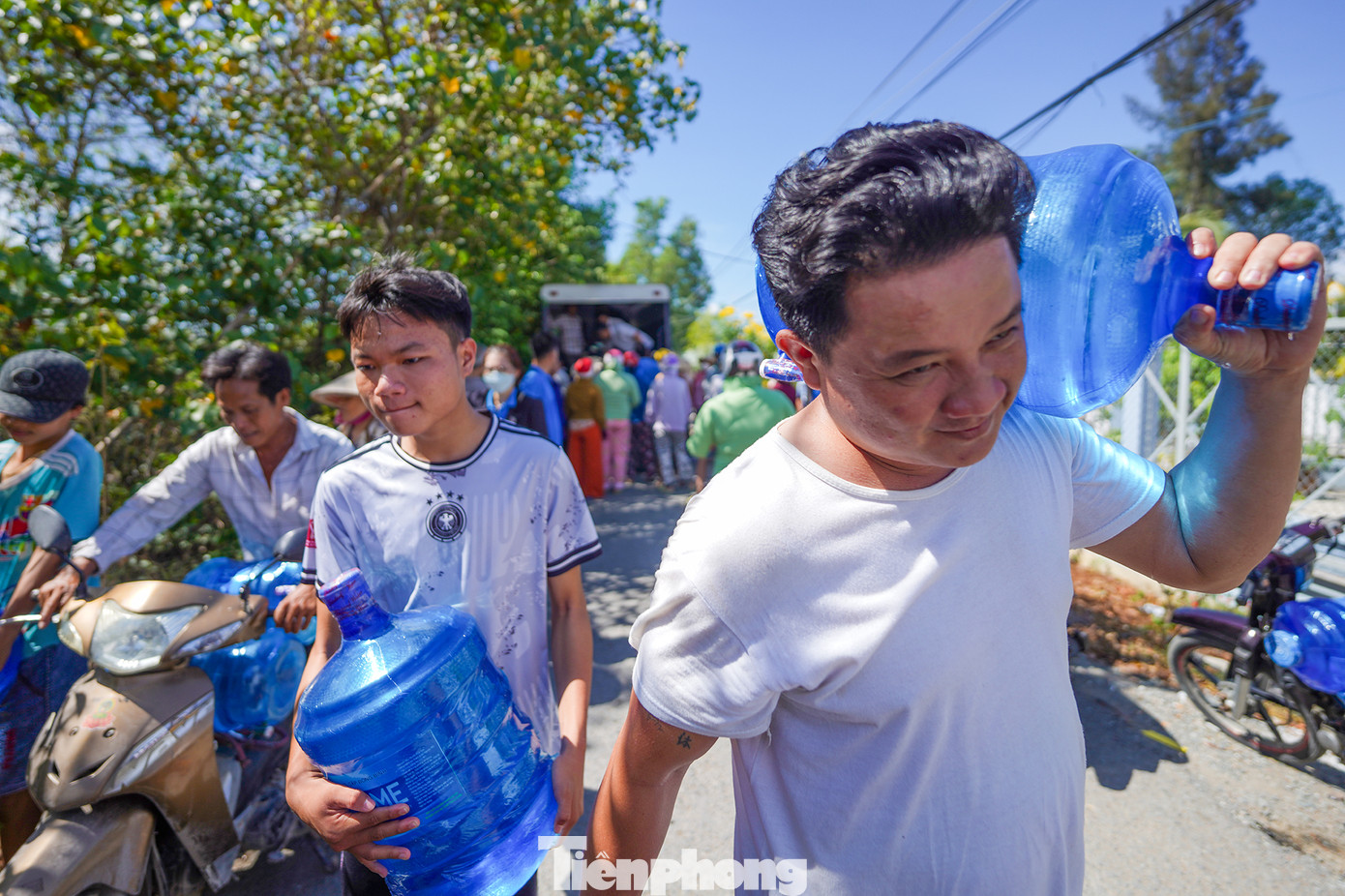 Mỗi người một bình chia nhau mang về nhà. “Hai ba tháng nay rồi, nhà tôi thiếu nước trầm trọng lắm. Từ tháng 2, sau tết tới giờ có miếng nước nào đâu, nhà tôi luôn trong tình trạng thiếu nước. Nhà tôi thì chở nước ngày nào xài ngày đó, mấy chú mạnh thường quân chở nước xuống nữa thì xin tiếp. Hôm nay, tôi xin được bình nước 20 lít này ưu tiên pha sữa cho con với nấu ăn”, chị Nguyễn Thị Ngọc Yến (ngụ ấp Tân Chánh, xã Tân Tập, huyện Cần Giuộc) kể.