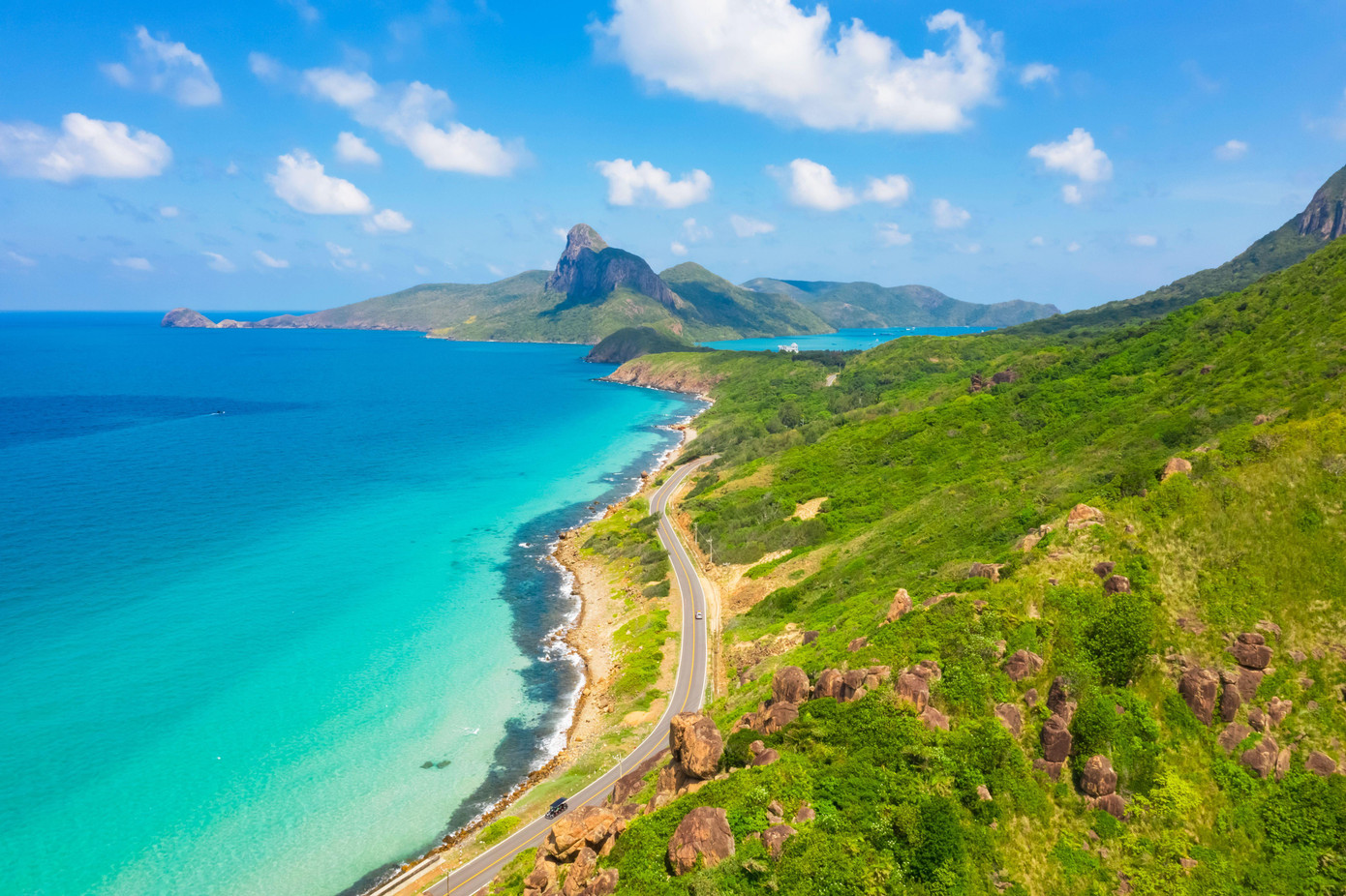 Cung đường biển Mũi Cá Mập - bãi Nhát - bãi đá đẹp (bãi đá cuội) là điểm ngắm hoàng hôn và chụp hình "check-in" sẽ khiến du khách mê mẩn. Cung đường biển Mũi Cá Mập - bãi Nhát - bãi đá đẹp (bãi đá cuội) là điểm ngắm hoàng hôn và chụp hình "check-in" sẽ khiến du khách mê mẩn.