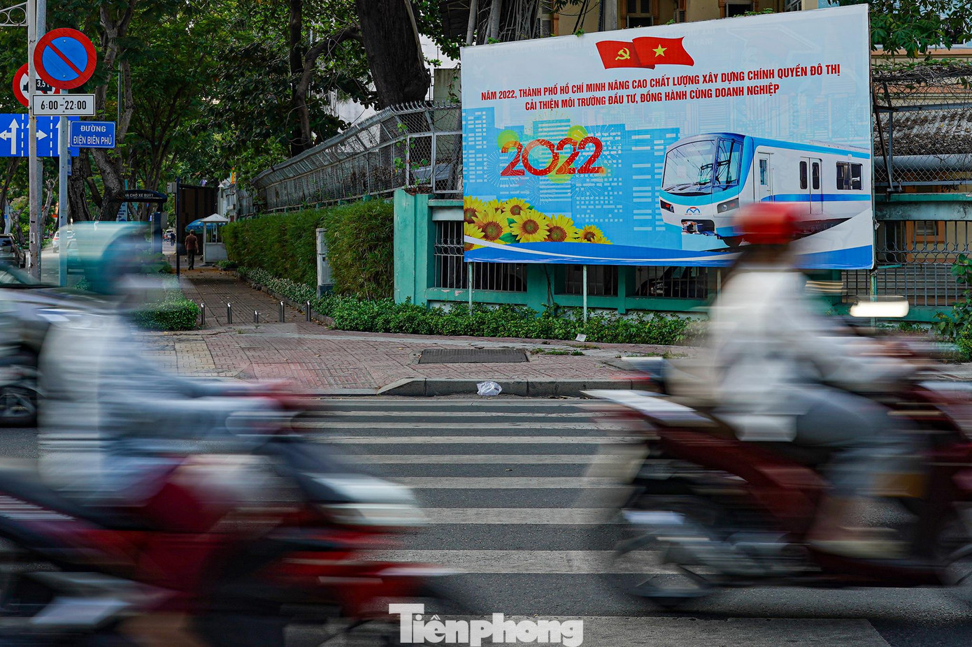 Chủ tịch UBND TPHCM Phan Văn Mãi nêu ra 3 thách thức đối với sự phát triển của thành phố trong thời gian tới. Một là, vấn đề quản trị thành phố trong tình hình mới; nhất là sự bất cập về cơ cấu kinh tế - cơ cấu lao động - phân bố dân cư - nhà ở - việc làm - hệ thống đảm bảo an sinh - xã hội và môi trường sống… Hai là, xây dựng hệ thống cơ sở dữ liệu và liên thông cơ sở dữ liệu trong hoạt động, vận hành đồng bộ công tác quản trị thành phố. Ba là, từ đổi mới công tác quản trị, tìm ra những động lực mới cho tăng trưởng thành phố trong tương lai.