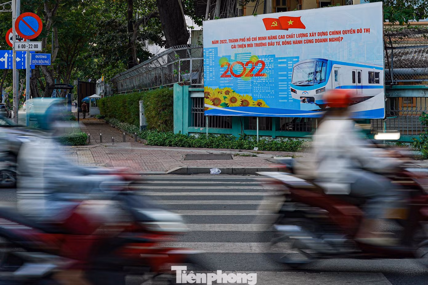 Chủ tịch UBND TPHCM Phan Văn Mãi nêu ra 3 thách thức đối với sự phát triển của thành phố trong thời gian tới. Một là, vấn đề quản trị thành phố trong tình hình mới; nhất là sự bất cập về cơ cấu kinh tế - cơ cấu lao động - phân bố dân cư - nhà ở - việc làm - hệ thống đảm bảo an sinh - xã hội và môi trường sống… Hai là, xây dựng hệ thống cơ sở dữ liệu và liên thông cơ sở dữ liệu trong hoạt động, vận hành đồng bộ công tác quản trị thành phố. Ba là, từ đổi mới công tác quản trị, tìm ra những động lực mới cho tăng trưởng thành phố trong tương lai.