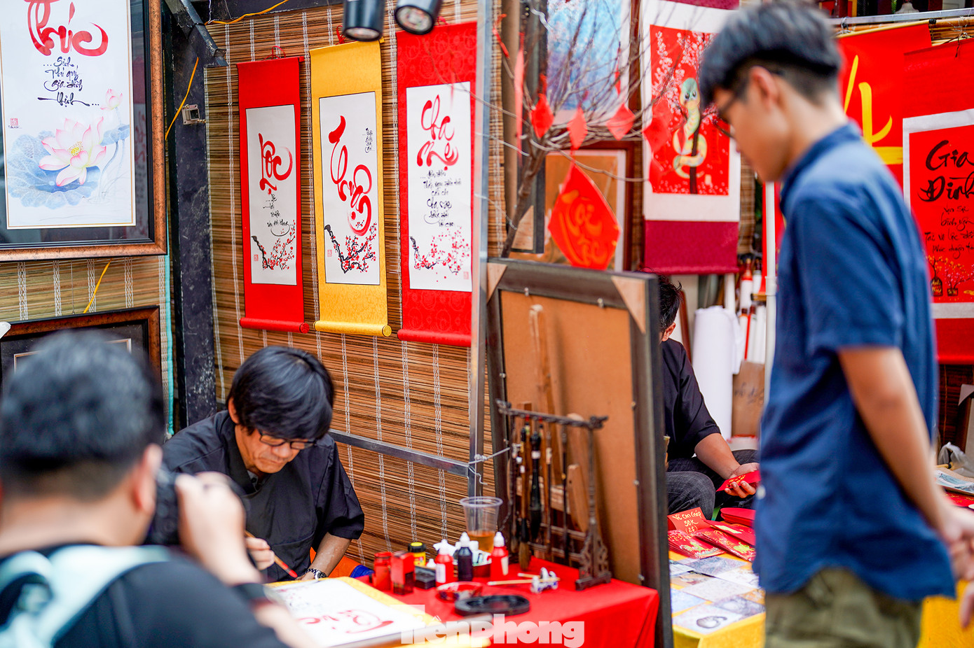 Phố Ông Đồ phía trước Nhà Văn hóa Thanh Niên có nhiều gian hàng đầu tư thiết kế, bày trí công phu.