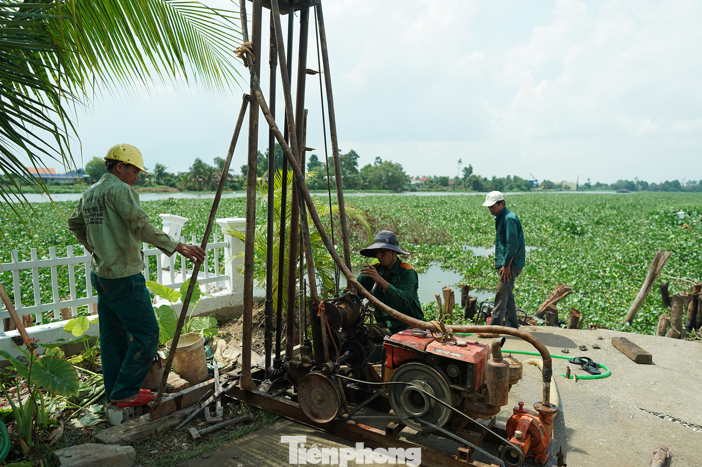 Hiện đội thi công đang khoan thăm dò mẫu đất.