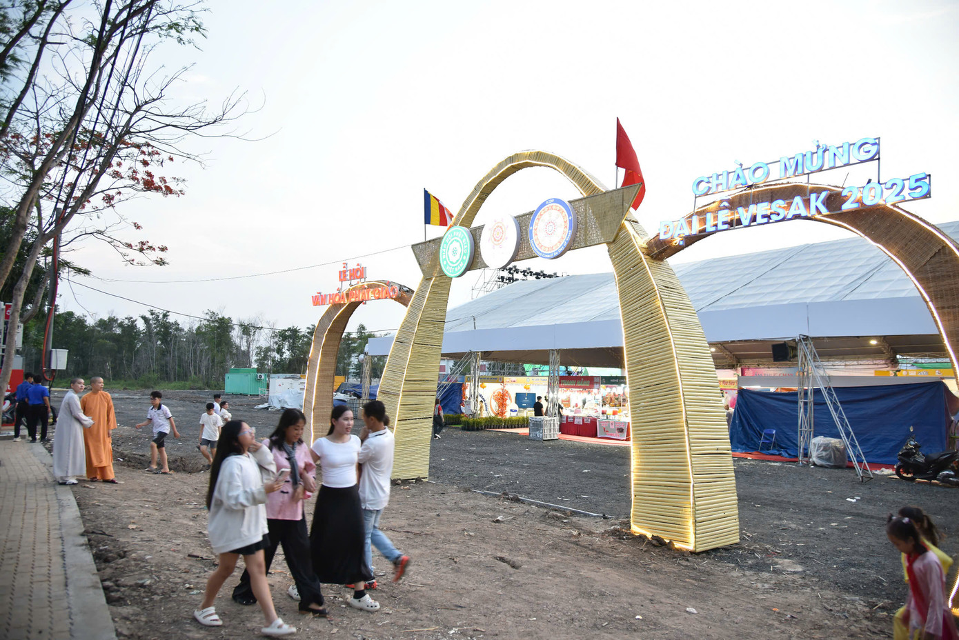 Tất cả người vào chiêm bái Xá lợi Phật phải tuân thủ hướng dẫn của ban tổ chức, xếp hàng theo thứ tự, lần lượt di chuyển theo hàng lối, không được chạy hoặc đi tắt qua dòng người đang di chuyển. Người dân cần tuyệt đối giữ im lặng, không tự ý chụp hình, quay phim bên trong nơi tôn trí xá lợi cũng như các khu vực chiêm bái Xá lợi Phật.