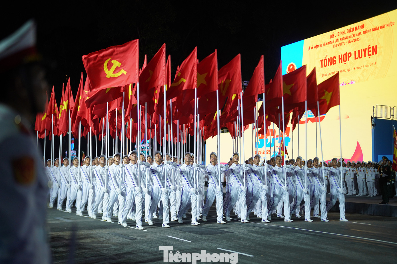 Tối 18/4, tại TPHCM, các khối Quân đội, Công an tổng hợp luyện diễu binh, diễu hành chuẩn bị Lễ Kỷ niệm 50 năm Ngày Giải phóng miền Nam, thống nhất đất nước (30/4/1975 - 30/4/2025).