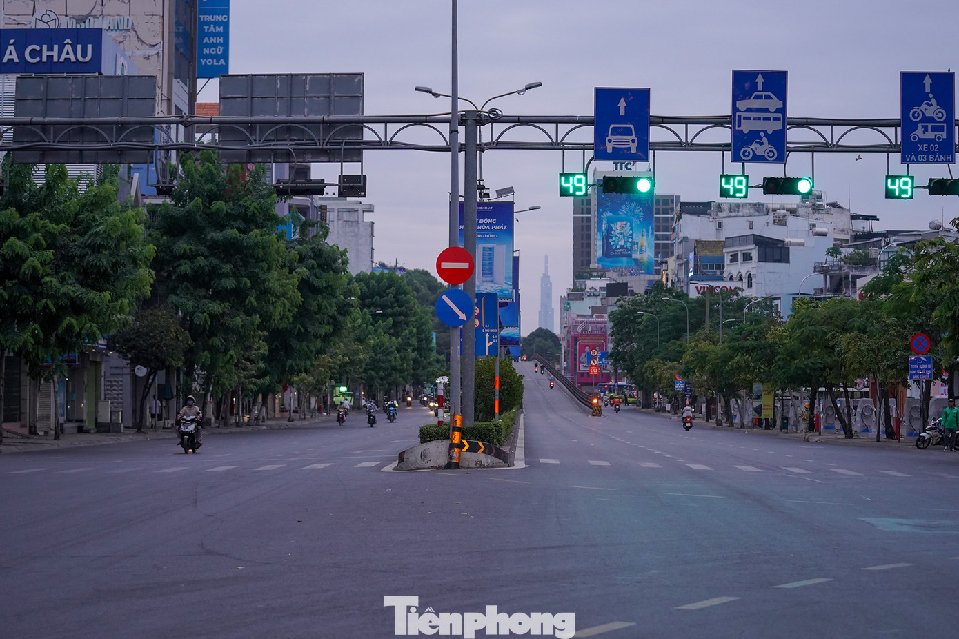 Gần 7h, nút giao Cộng Hoà - Út Tịch, thưa vắng dòng phương tiện trong sáng đầu năm 2023.