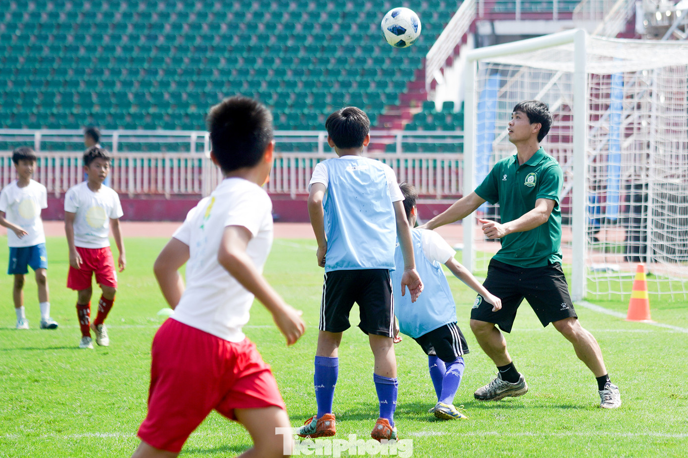Được chơi bóng cùng thần tượng, các bé như trở thành những chiến binh &quot;không phổi&quot;, tranh cướp bóng và phối hợp với thần tượng một cách bài bản. Trong tương lai, dự án ANESSA và JFA sẽ tiếp tục đồng hành cùng HFF mở rộng các hoạt động này tại Việt Nam, thúc đẩy việc vui chơi ngoài trời và nâng cao nhận thức về bảo vệ da khỏi tia UV.