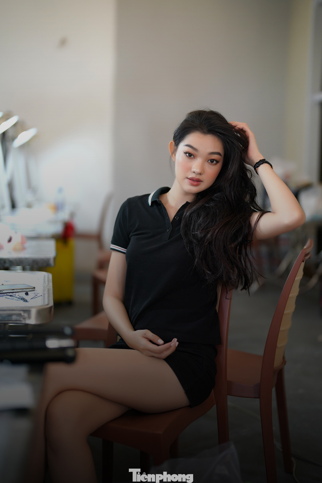 Bé Quyên tại buổi chụp ảnh profile chuẩn bị cho những phần thi thuộc vòng chung khảo. Đây là buổi photoshoot đầu tiên của thí sinh Hoa hậu Việt Nam 2022 sau khi vào nhà chung. Ở Bé Quyên luôn toát lên sự chuyên nghiệp khi tiếp xúc ống kính.