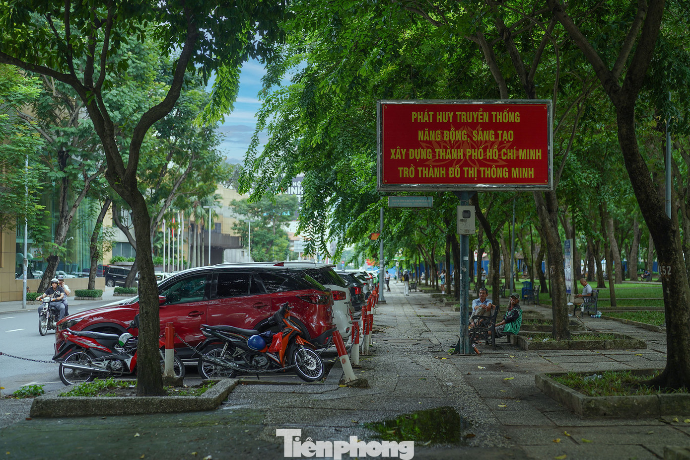 Bên phải là khuôn viên công viên 23/9.