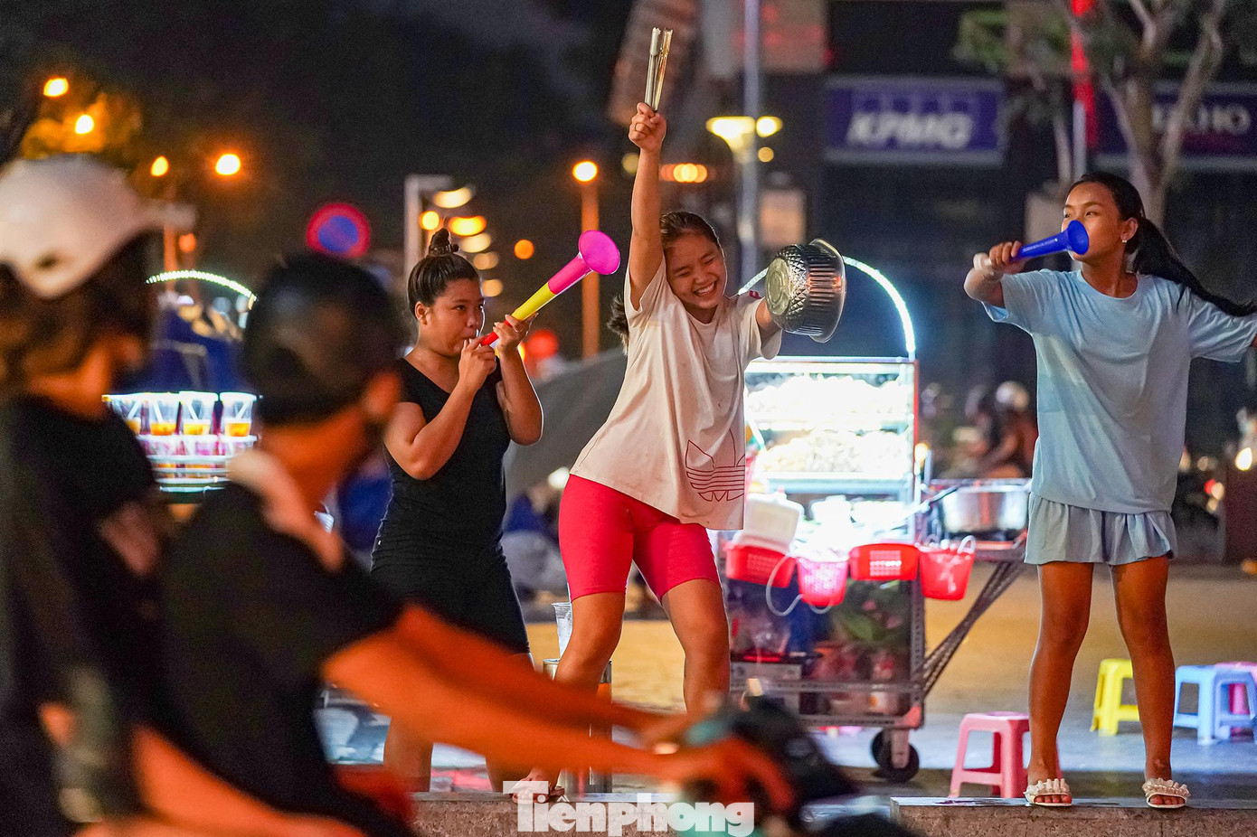 Những người bán hàng rong cũng &quot;quẩy tung nóc&quot;, hoà vào dòng người diễu hành.