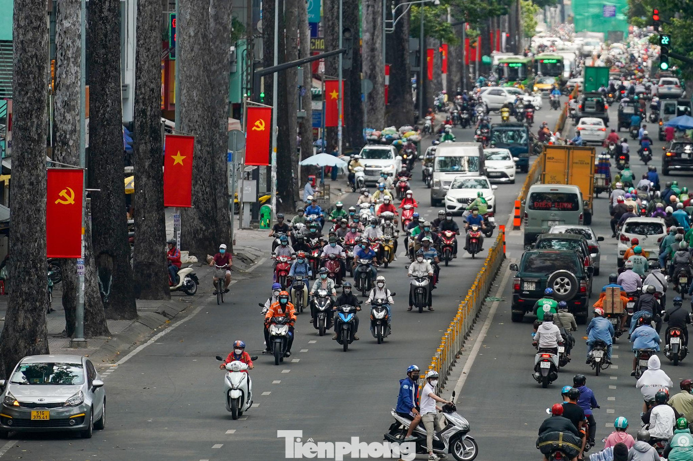 Tuyến đường Nguyễn Tri Phương (quận 10) cũng rợp sắc đỏ chào mừng lễ 30/4-1/5.