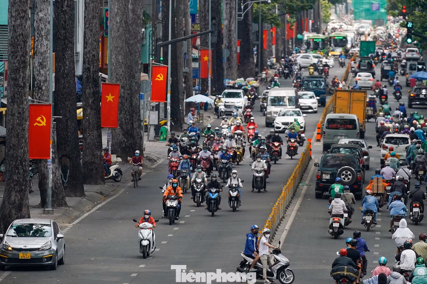 Tuyến đường Nguyễn Tri Phương (quận 10) cũng rợp sắc đỏ chào mừng lễ 30/4-1/5.