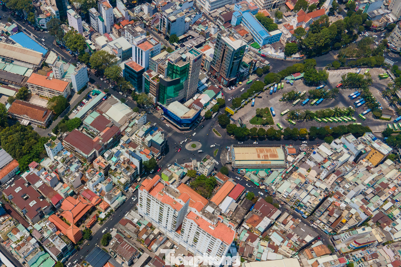 Dù nằm ở trung tâm quận 1, TPHCM nhưng khu Mả Lạng có hàng trăm căn nhà diện tích dưới 20m2, sập xệ, nằm san sát nhau.