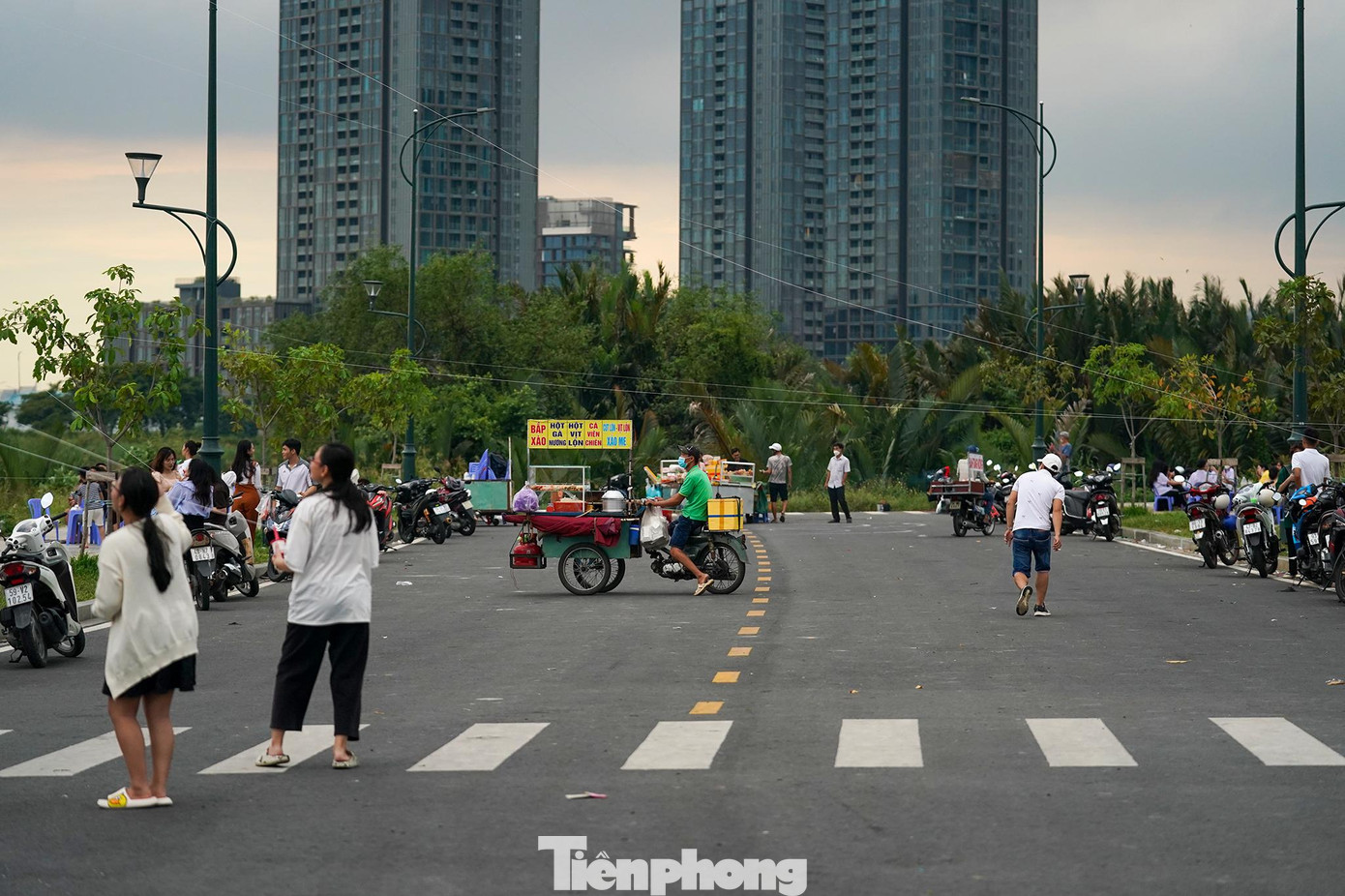 Có thể thấy nhiều dây diều giăng ngang đường rất nguy hiểm nếu người dân lưu thông không để ý. Việc thả diều gần đường dây điện, trạm điện tiềm ẩn các nguy cơ gây ra sự cố cho hệ thống lưới điện, tai nạn do những cánh diều vướng vào đường dây. Có thể thấy nhiều dây diều giăng ngang đường rất nguy hiểm nếu người dân lưu thông không để ý. Việc thả diều gần đường dây điện, trạm điện tiềm ẩn các nguy cơ gây ra sự cố cho hệ thống lưới điện, tai nạn do những cánh diều vướng vào đường dây.