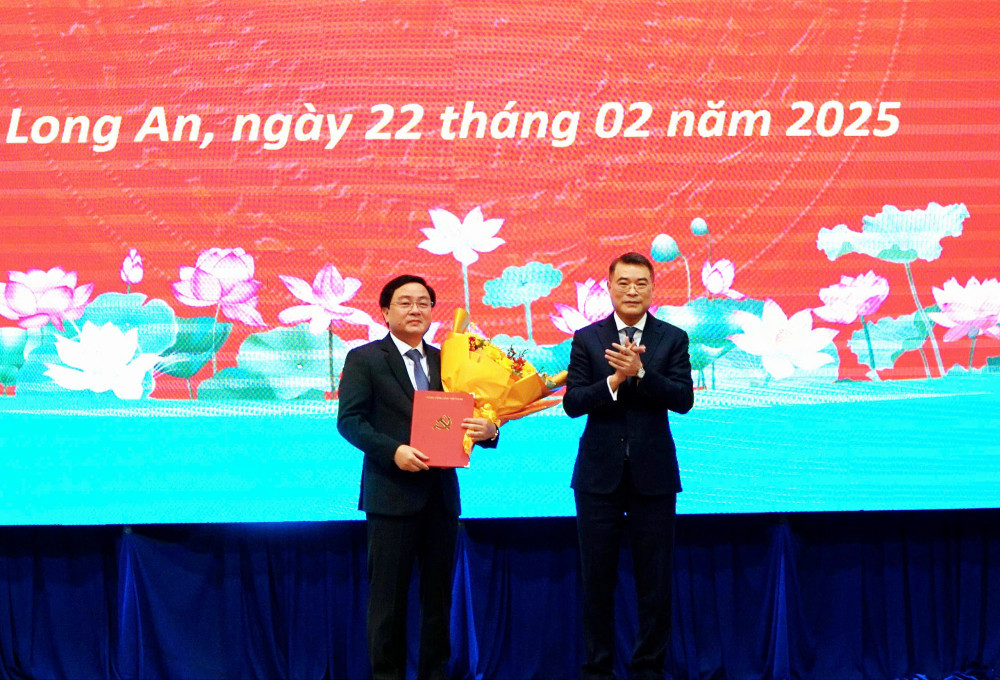 Ông Nguyễn Văn Quyết nhận quyết định tại buổi lễ.