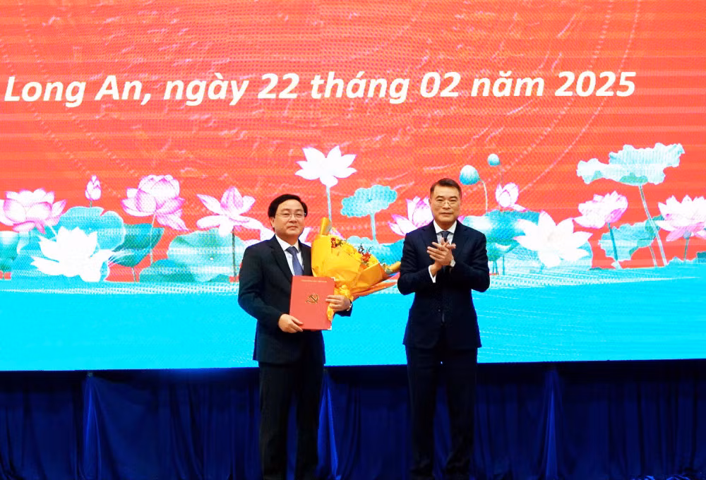 Ông Nguyễn Văn Quyết nhận quyết định tại buổi lễ.