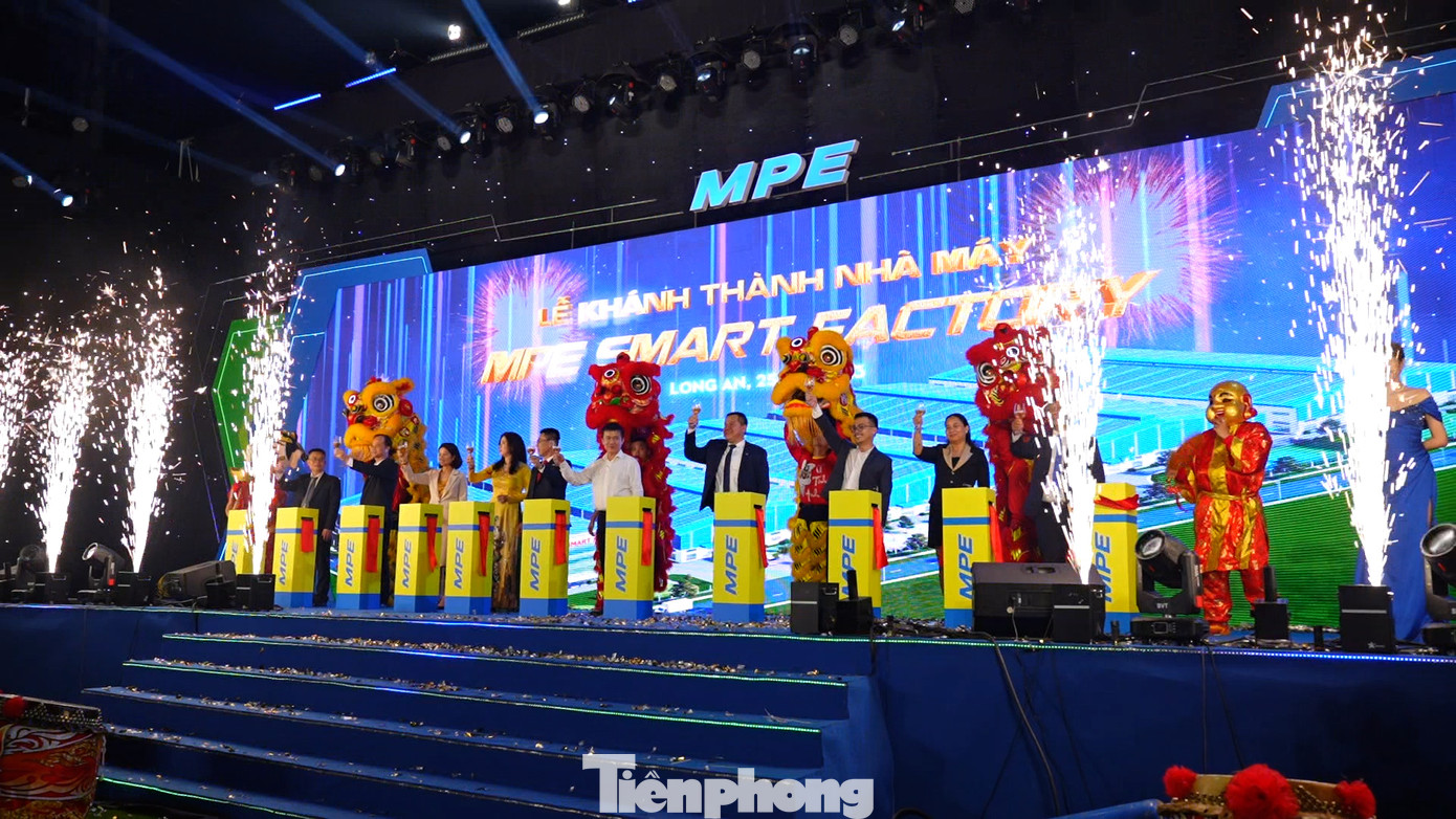Nhà máy MPE Smart Factory ở Long An là đơn vị đầu tiên sử dụng hệ thống Xe nâng Linde AI Robotics lấy hàng tự động tại Việt Nam. MPE Smart Factory khởi công từ tháng 6/2019 và hoàn thành cuối năm 2022, chuyên sản xuất các sản phẩm chiếu sáng và thiết bị điện. Công trình bao gồm 5 khối nhà xưởng cùng một tòa nhà văn phòng với tổng diện tích sử dụng 100.000 m2, trên khuôn viên đất rộng 50.500 m2 tại khu công nghiệp Xuyên Á. Tổng đầu tư xây dựng 2000 tỷ đồng, công suất 100 triệu sản phẩm năm.