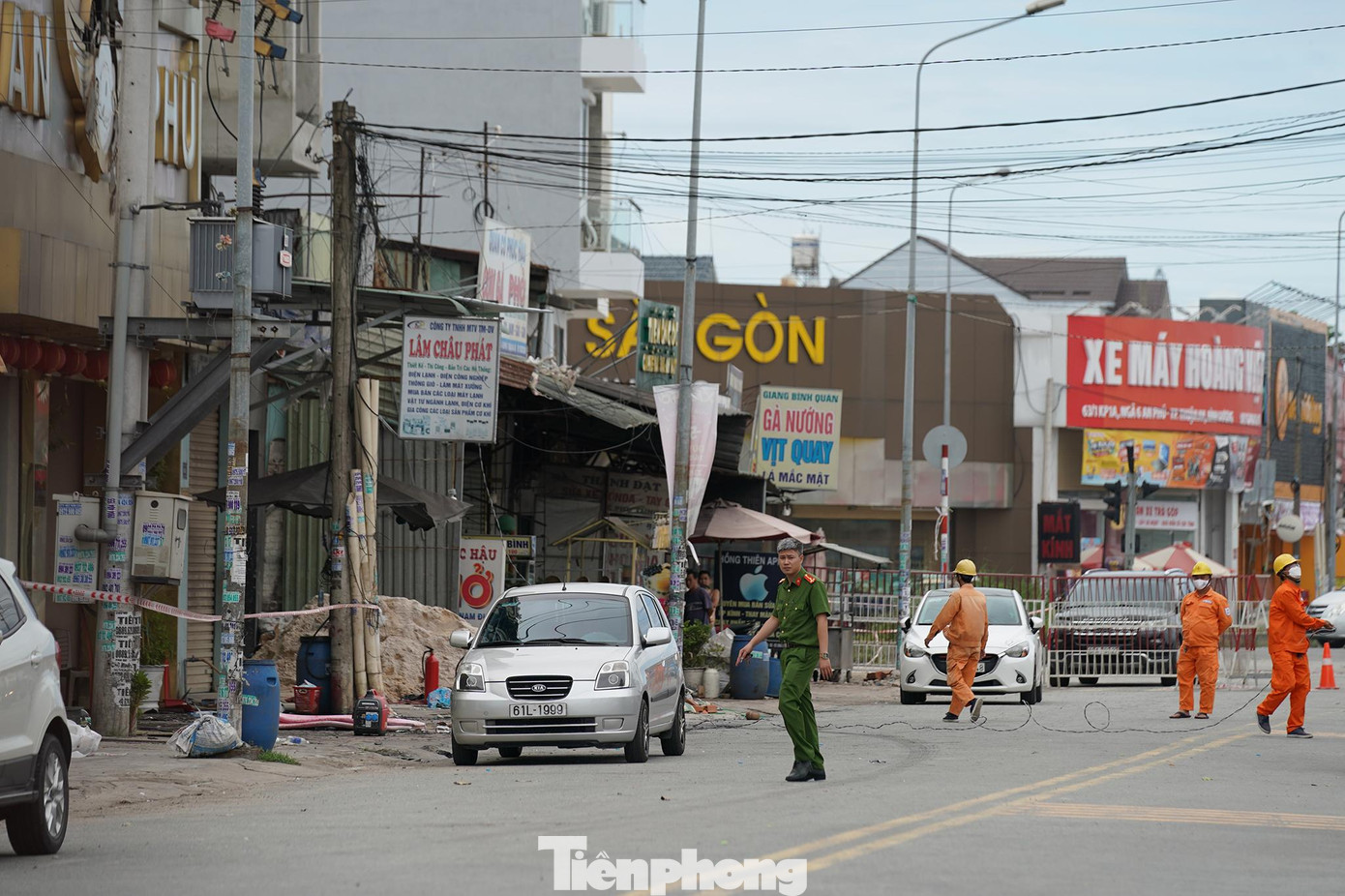 Hiện trường vụ cháy vẫn được phong tỏa phục vụ công tác điều tra. Hiện trường vụ cháy vẫn được phong tỏa phục vụ công tác điều tra.
