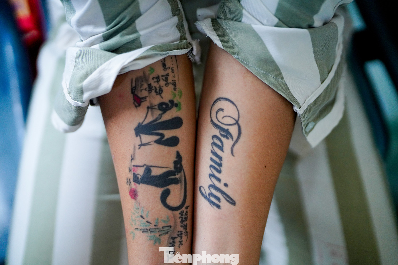 "Tôi trả giá cho sai lầm của mình quá lớn. Vào đây, đêm đêm sau song sắt, tôi thấy sao mình quá hờ hững với cha mẹ, những người thân trong gia đình. Vài năm nữa hoà nhập xã hội, tôi sẽ khắc ghi câu Sống và làm việc theo pháp luật", phạm nhân Q. chìa ra hai hình xăm trên cánh tay chia sẻ trong sự hối hận.