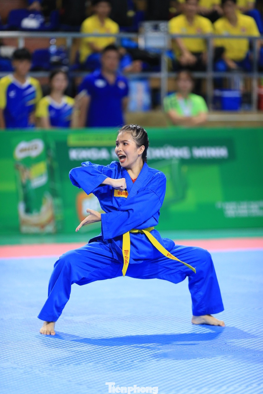 Huỳnh Dương Khả Doanh giành HCV Long hổ quyền.