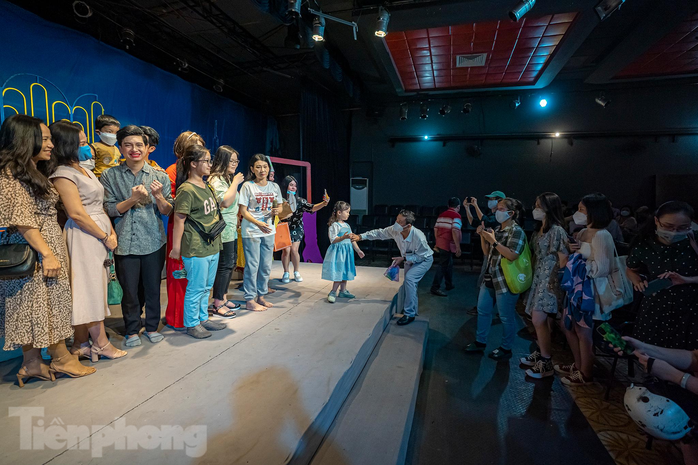 Nhiều diễn viên không kiềm được xúc động trước tình cảm của khán giả.