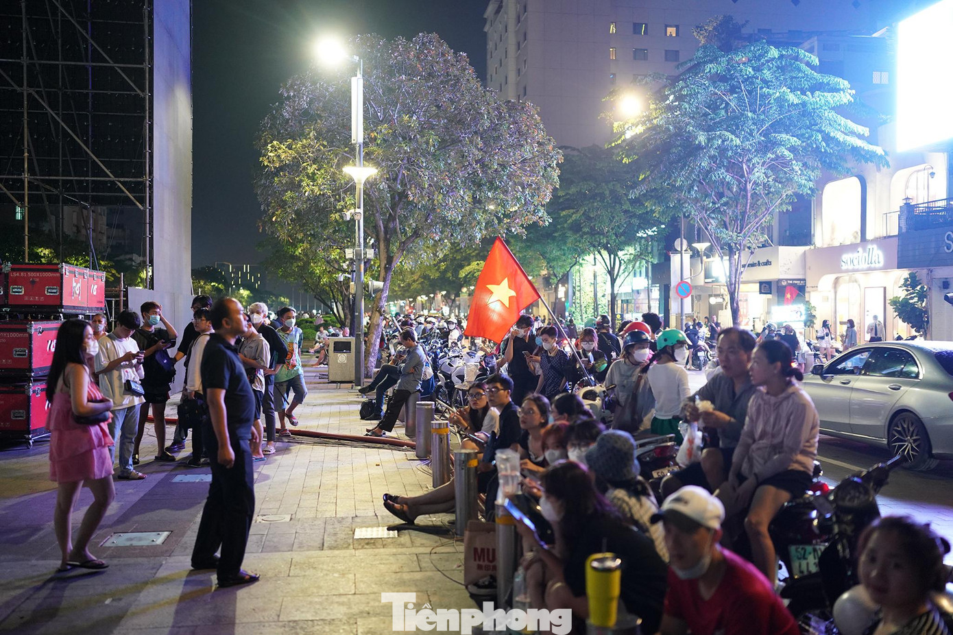 Rất nhiều người tập trung tại đây từ lúc 20h.