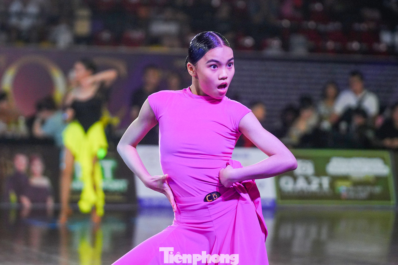 Theo dõi con gái thi đấu, chị Lê Ngọc Khuyên (ngụ Lâm Đồng, con gái là VĐV thi hạng FA Thiếu Nhi Latin Vô Địch CLB) chia sẻ: "Phải có những giải đấu tầm cỡ thế giới như thế này thì con tôi và các bạn khác mới có thể nâng cao được trình qua các lần cọ sát". Theo dõi con gái thi đấu, chị Lê Ngọc Khuyên (ngụ Lâm Đồng, con gái là VĐV thi hạng FA Thiếu Nhi Latin Vô Địch CLB) chia sẻ: "Phải có những giải đấu tầm cỡ thế giới như thế này thì con tôi và các bạn khác mới có thể nâng cao được trình qua các lần cọ sát".