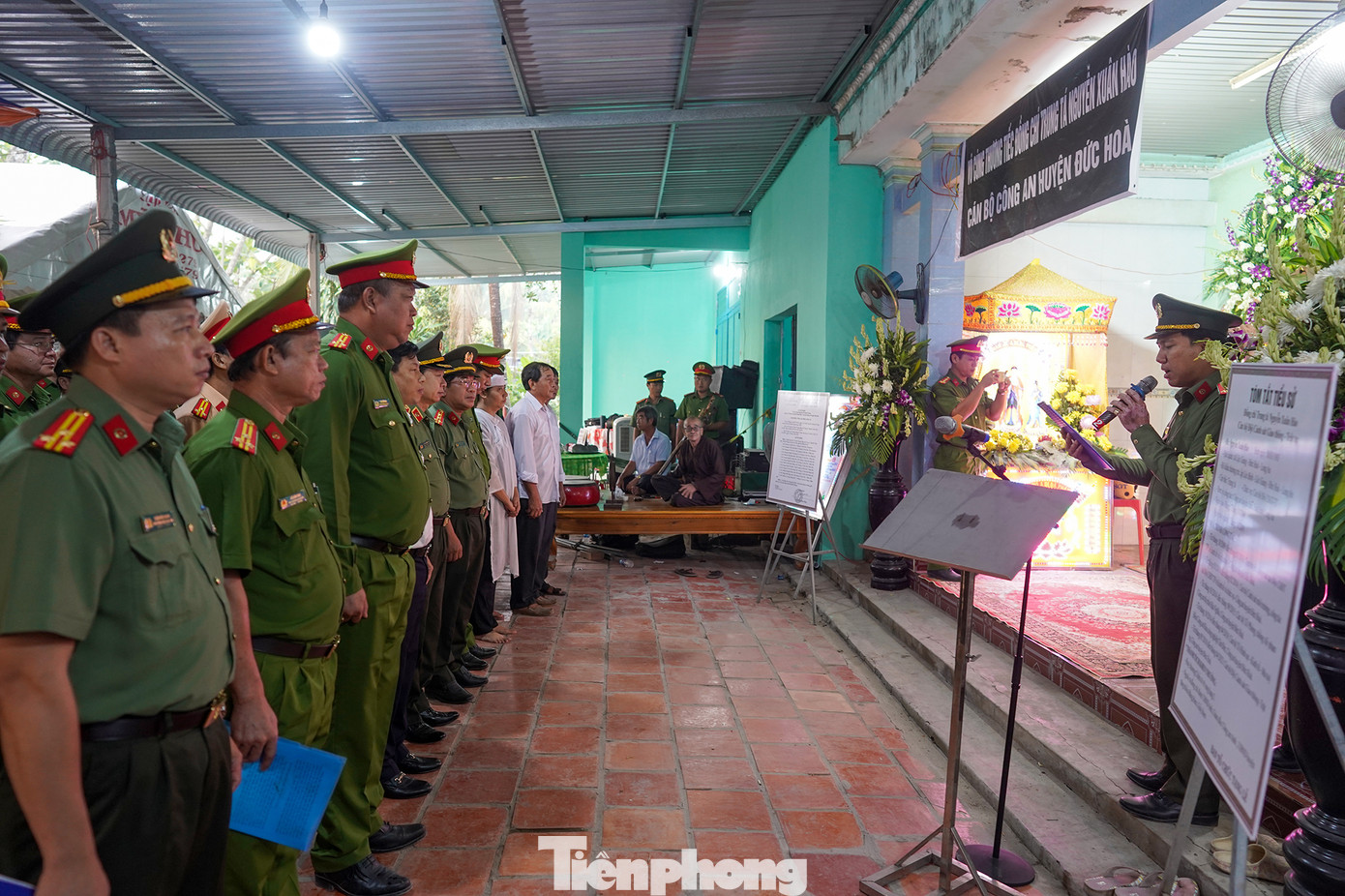 Rất nhiều người thân, đồng đội và hàng xóm đã đến viếng, tiễn biệt Trung tá Nguyễn Xuân Hào về nơi an nghỉ cuối cùng.