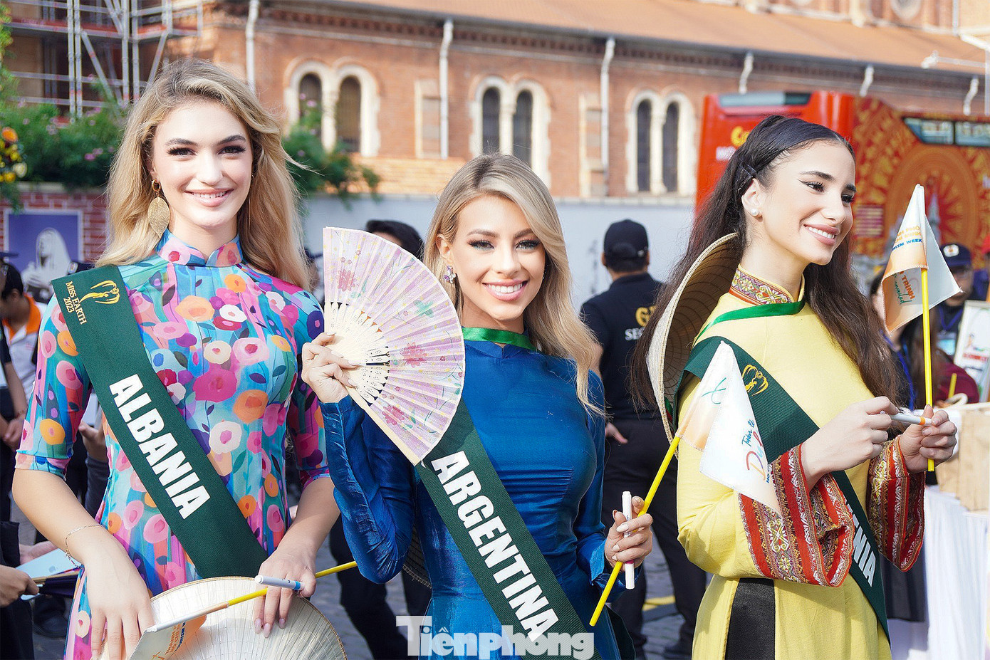 Đại diện Argentina - Selene Bublitz là một người dẫn chương trình, người mẫu. Người đẹp Drita Ziri đại diện cho Albania tham gia cuộc thi Hoa hậu Trái Đất 2023 tổ chức ở Việt Nam. Cô gây chú ý với nhan sắc như búp bê và đường cong nóng bỏng.