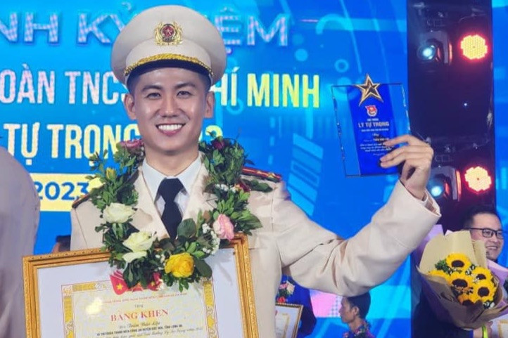 Thượng úy Trần Bảo Lộc - Bí thư Đoàn cơ sở Công an huyện Đức Hòa, tỉnh Long An nhận giải thưởng Lý Tự Trọng năm 2023 của Trung ương Đoàn Thanh niên Cộng sản Hồ Chí Minh trao. Ảnh: Tỉnh Đoàn Long An
