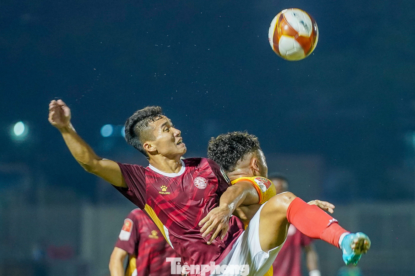 Khánh Hoà triển khai các pha không chiến bằng những cú bấm bóng, chuyền ngắn khiến hậu vệ TPHCM khá vất vả phá giải.