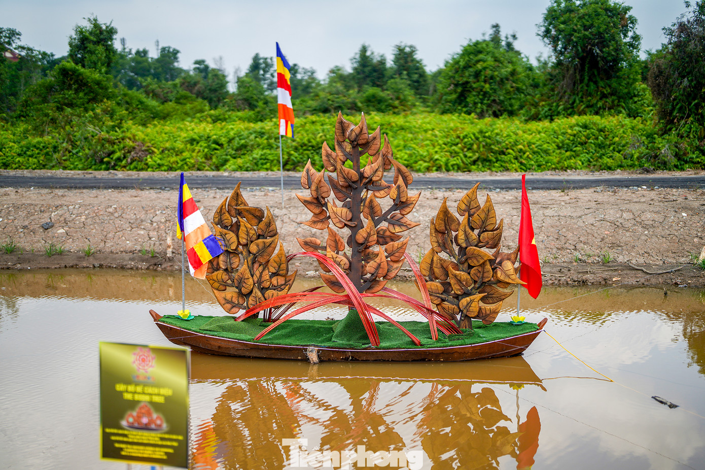 Cây Bồ đề, một trong những biểu tượng của Phật giáo được thực hiện cách điệu khéo léo.