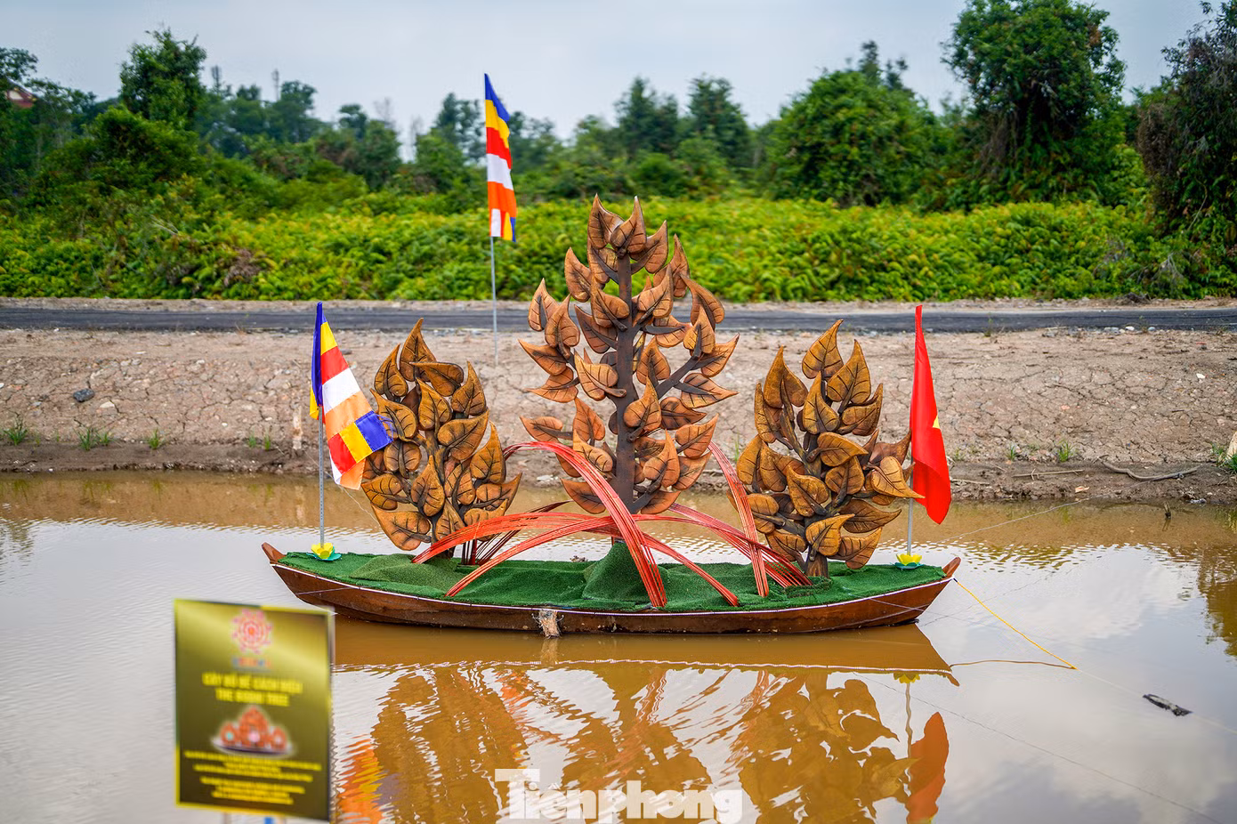 Cây Bồ đề, một trong những biểu tượng của Phật giáo được thực hiện cách điệu khéo léo.