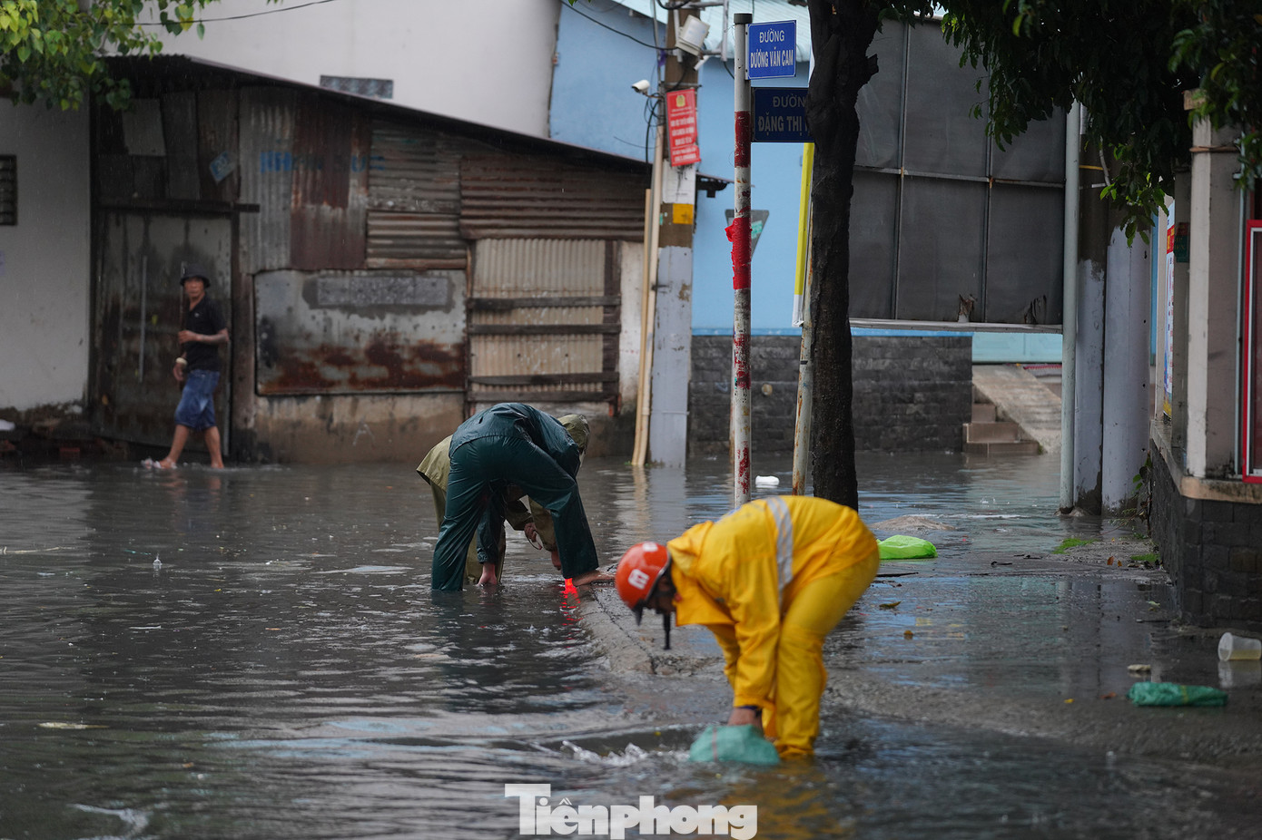 Đơn vị thoát nước TP Thủ Đức tổ chức dọn rác, khơi thông cống rãnh để nhanh thoát nước. Đơn vị thoát nước TP Thủ Đức tổ chức dọn rác, khơi thông cống rãnh để nhanh thoát nước.