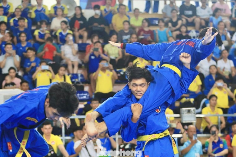 Huỳnh Dương Khả Doanh giành HCV Long hổ quyền