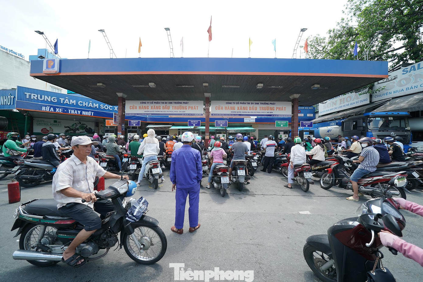 Nhiều người phải chạy đi tìm chỗ để đứng chờ. Nhiều người phải chạy đi tìm chỗ để đứng chờ.