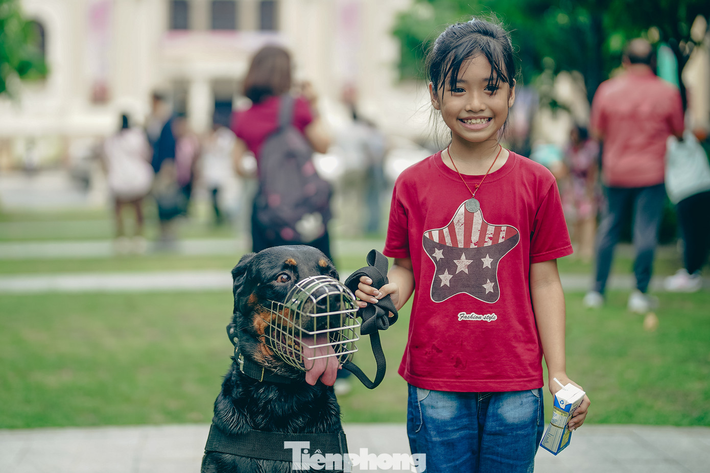 Cảnh khuyển Hero là giống Rottweiler có khả năng bảo vệ và canh gác tốt, có thể đồng cảm và giúp đỡ con người.