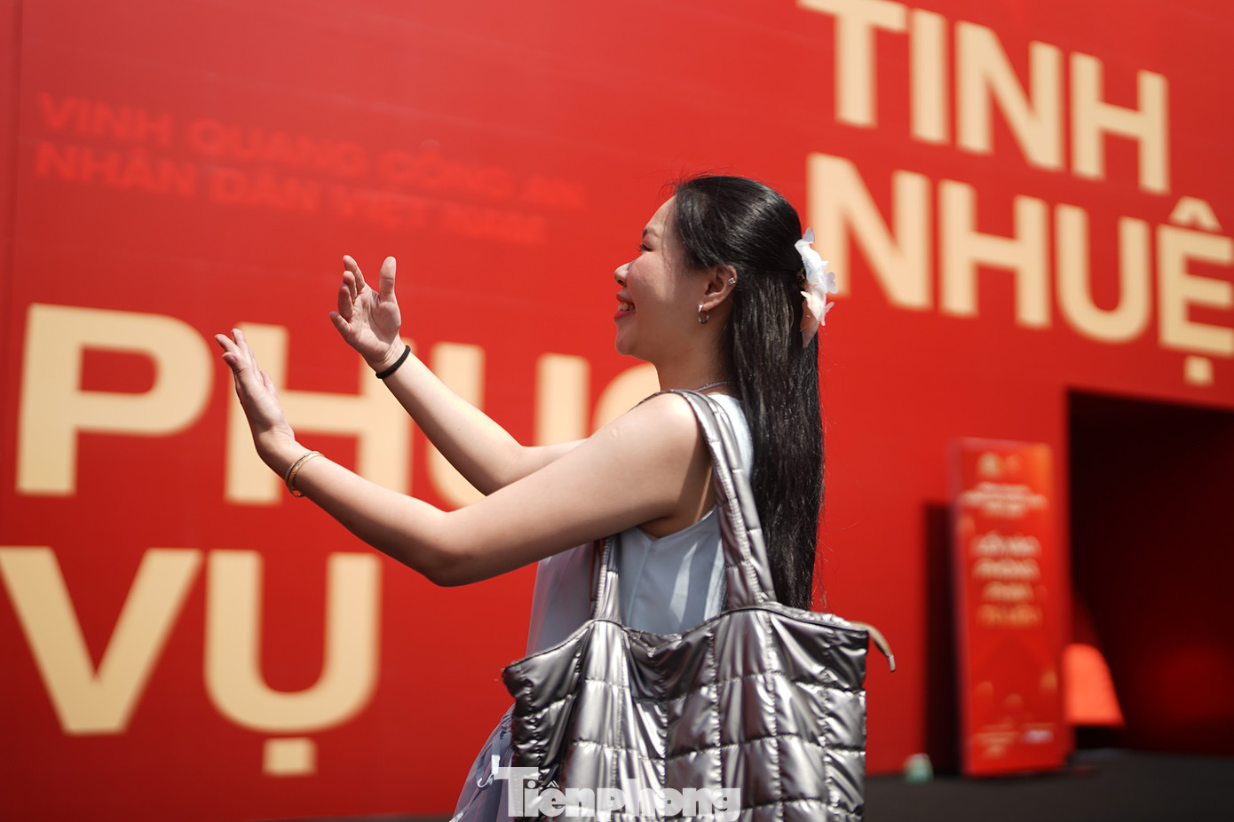 "Lần đầu tiên em được thấy một triển lãm ngoài trời bài trí hiện đại, trang trọng, gợi lên sự tự hào trong em, cảm thấy tin và yêu hơn lực lượng Công an nhân dân. Đặc biệt em cực thích mấy góc ảnh "chill chill" ở đây, ấn tượng lắm", du khách nữ bày tỏ cảm xúc. "Lần đầu tiên em được thấy một triển lãm ngoài trời bài trí hiện đại, trang trọng, gợi lên sự tự hào trong em, cảm thấy tin và yêu hơn lực lượng Công an nhân dân. Đặc biệt em cực thích mấy góc ảnh "chill chill" ở đây, ấn tượng lắm", du khách nữ bày tỏ cảm xúc.