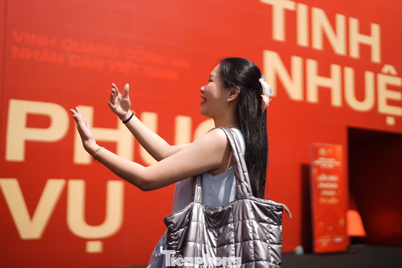 "Lần đầu tiên em được thấy một triển lãm ngoài trời bài trí hiện đại, trang trọng, gợi lên sự tự hào trong em, cảm thấy tin và yêu hơn lực lượng Công an nhân dân. Đặc biệt em cực thích mấy góc ảnh "chill chill" ở đây, ấn tượng lắm", du khách nữ bày tỏ cảm xúc.