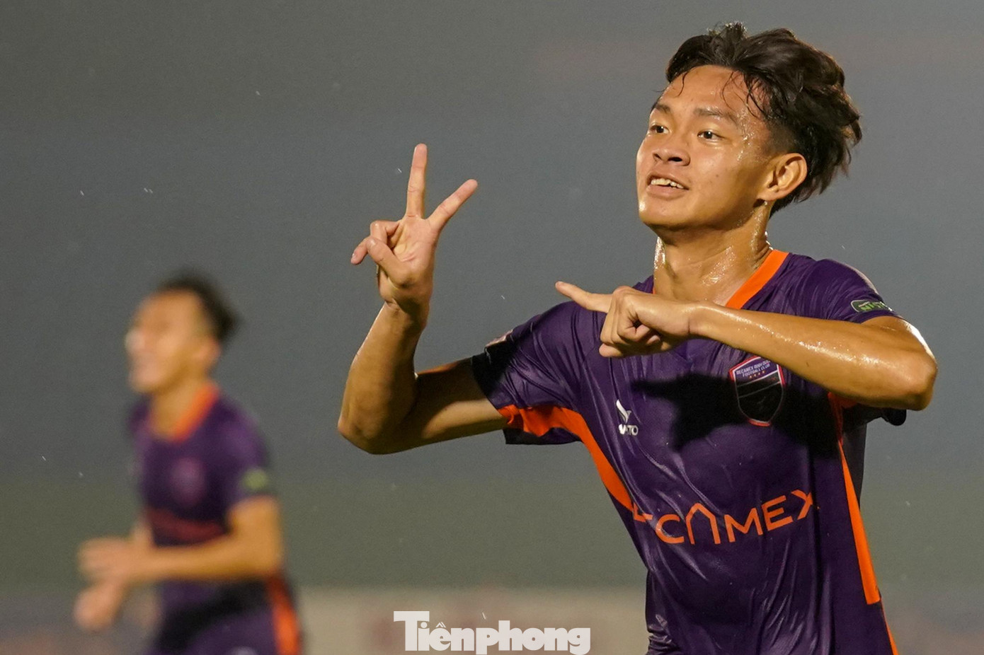 Liên tiếp ở phút 85 và 90, Bình Dương có được thêm 2 bàn thắng nữa sau các tình huống đá phạt góc nhờ các pha đánh đầu của Vĩ Hào và Tiến Linh để vươn lên dẫn 4-1. Phút 90+2, Thanh Hóa có thêm 1 bàn thắng an ủi nhờ công của Quốc Phương để ấn định tỷ số 4-2.