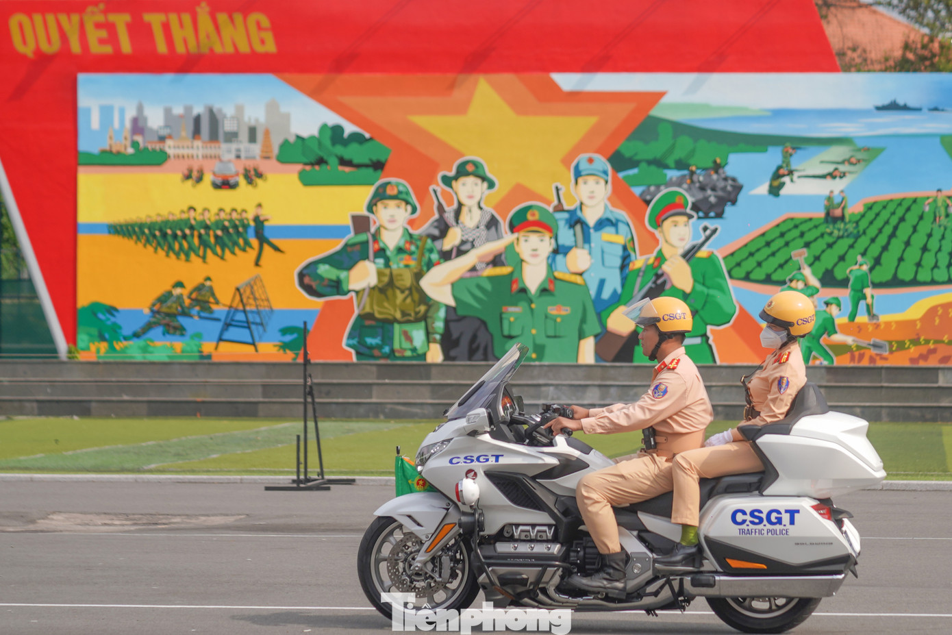 Những nữ CSGT tham gia công tác dẫn đoàn phải qua các bước xét duyệt, tuyển chọn nghiêm ngặt, phải có phẩm chất đạo đức, bản lĩnh chính trị vững vàng, tính kỷ luật cao, khả năng ứng biến nhanh trong các tình huống. Đối với CSGT trực tiếp điều khiển xe mô tô dẫn đoàn phải được đào tạo, tập huấn thuần thục kỹ năng lái xe về nghiệp vụ dẫn đoàn. Những nữ CSGT tham gia công tác dẫn đoàn phải qua các bước xét duyệt, tuyển chọn nghiêm ngặt, phải có phẩm chất đạo đức, bản lĩnh chính trị vững vàng, tính kỷ luật cao, khả năng ứng biến nhanh trong các tình huống. Đối với CSGT trực tiếp điều khiển xe mô tô dẫn đoàn phải được đào tạo, tập huấn thuần thục kỹ năng lái xe về nghiệp vụ dẫn đoàn.