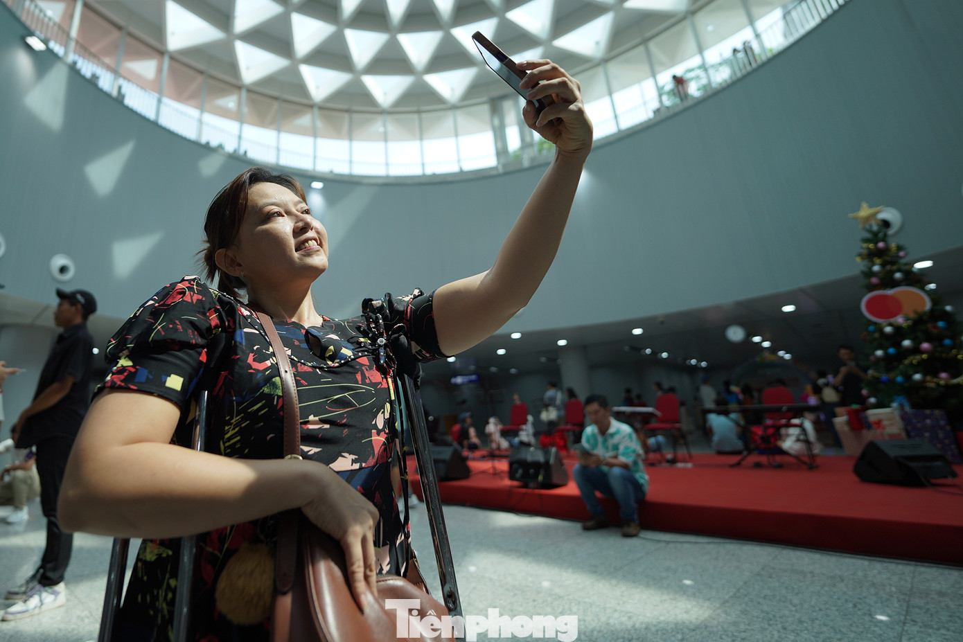 Chị Châu Kim Thanh (TP Thủ Đức) háo hức cùng mẹ và gia đình tham gia trải nghiệm ngày đầu tiên Metro số 1 vận hành.