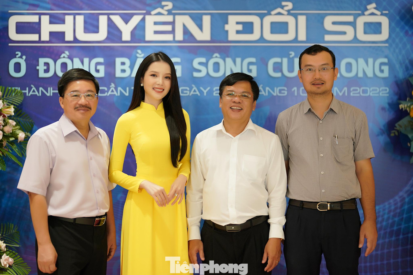 Người đẹp chụp ảnh cùng đại diện của BTC.