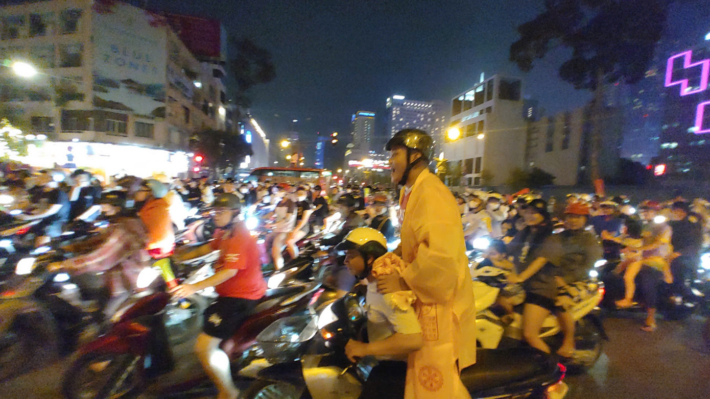 Theo ghi nhận, một số trường hợp quá khích, không tuân thủ luật giao thông cũng bị CSGT xử phạt nghiêm. Theo ghi nhận, một số trường hợp quá khích, không tuân thủ luật giao thông cũng bị CSGT xử phạt nghiêm.