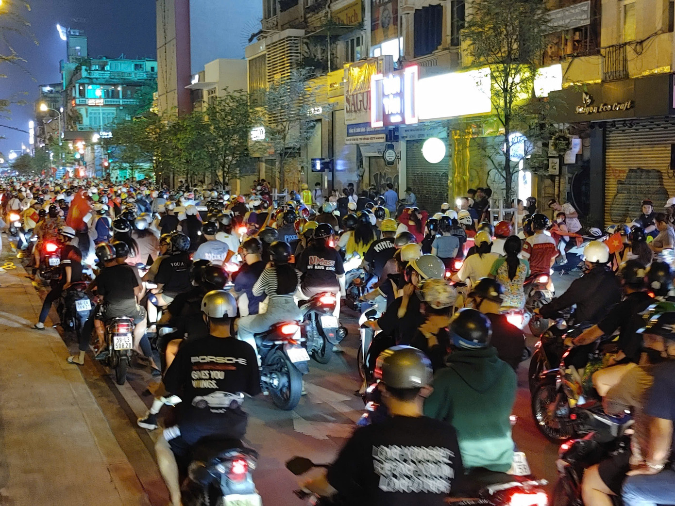 Theo ghi nhận, một số trường hợp quá khích, không tuân thủ luật giao thông cũng bị CSGT xử phạt nghiêm. Theo ghi nhận, một số trường hợp quá khích, không tuân thủ luật giao thông cũng bị CSGT xử phạt nghiêm.