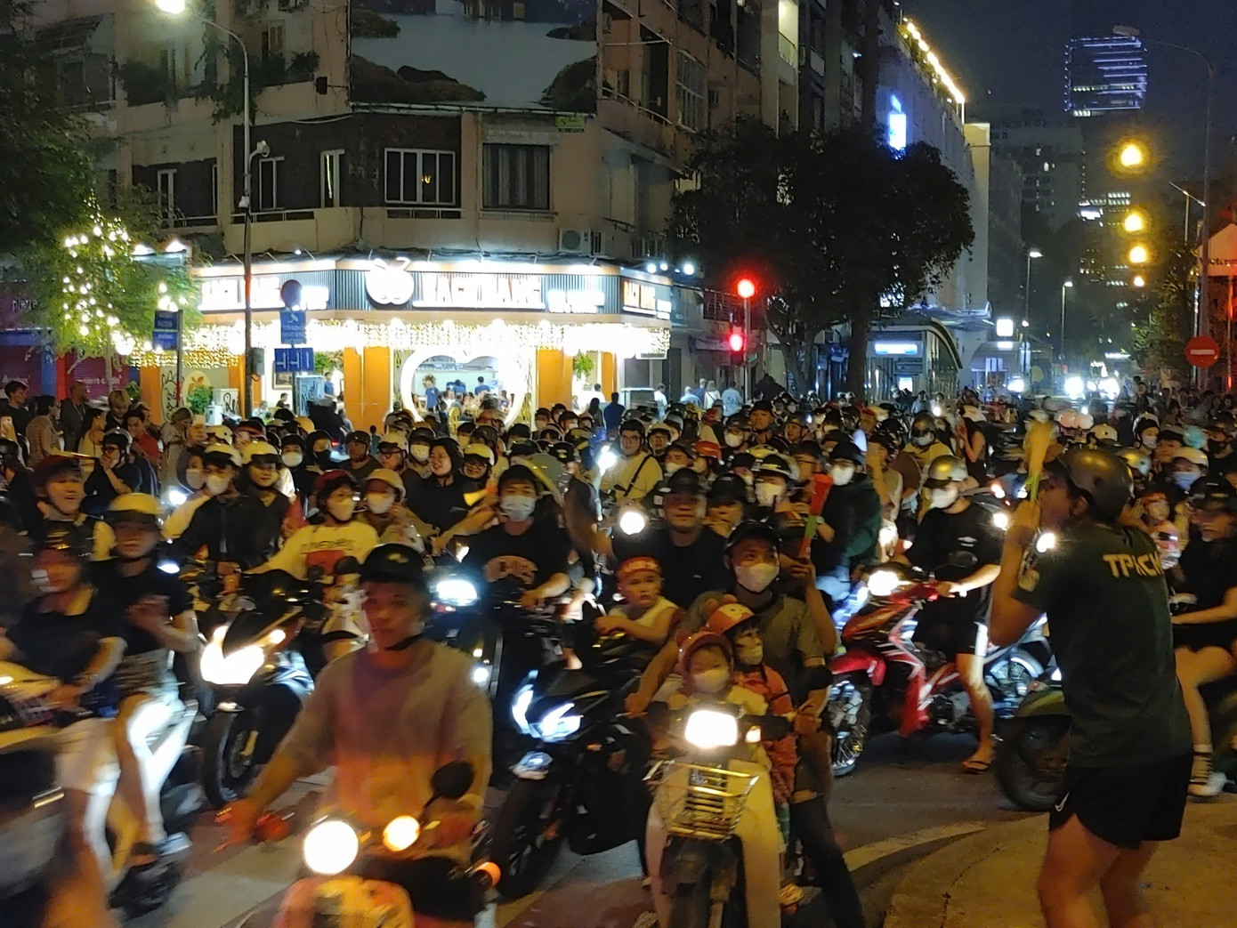 Theo ghi nhận, một số trường hợp quá khích, không tuân thủ luật giao thông cũng bị CSGT xử phạt nghiêm. Theo ghi nhận, một số trường hợp quá khích, không tuân thủ luật giao thông cũng bị CSGT xử phạt nghiêm.